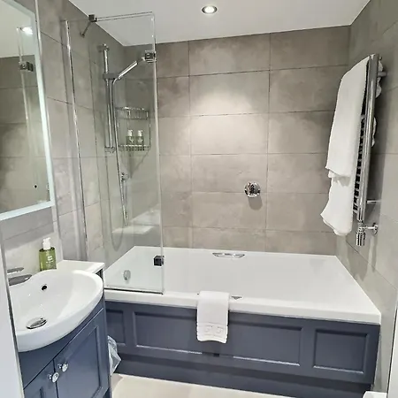 Three Shires אורחן